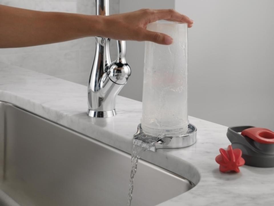 Glass rinsing sink accessory