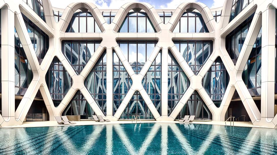 Sailing-Stream.fr ⚓ D'Antigua à Tahiti, les nouveaux hôtels cinq étoiles du guide de voyage Forbes pour 2020 ⚓ Morpheus-Spa-Pool-CreditMorpheusSpa