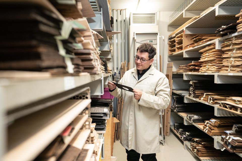 Refik Anadol tại cửa hàng sơn Rolls-Royce ở Goodwood