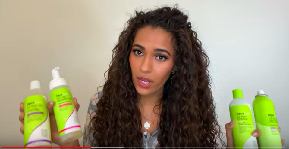 La vidéo virale YouTube d'Ayesha Mailk expliquant pourquoi elle a cessé d'utiliser DevaCurl a inspiré des milliers d'autres femmes à raconter comment DevaCurl a ruiné leurs cheveux.