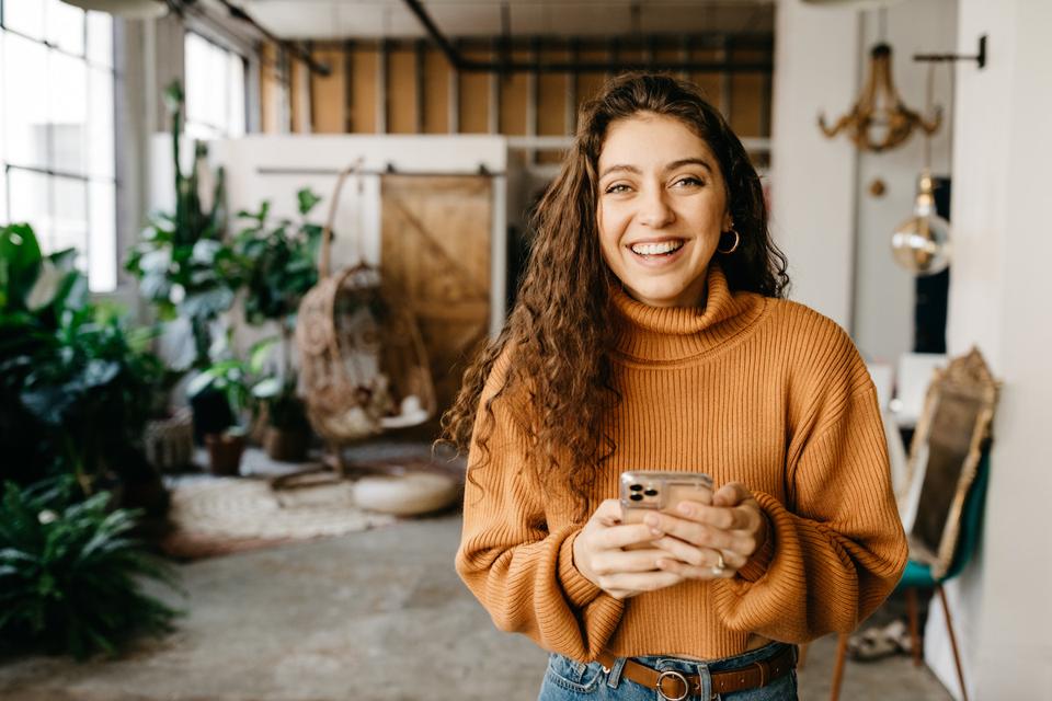 This 24 Year Old Makes 750k Teaching Women How To Make Money On