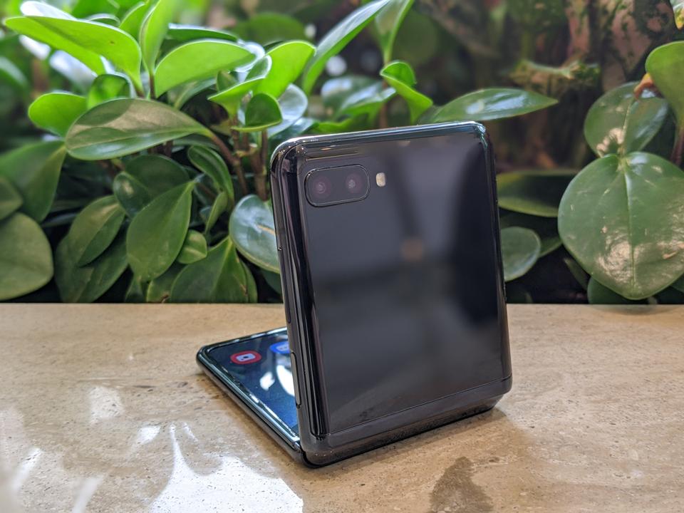 Clamshell form factor.
