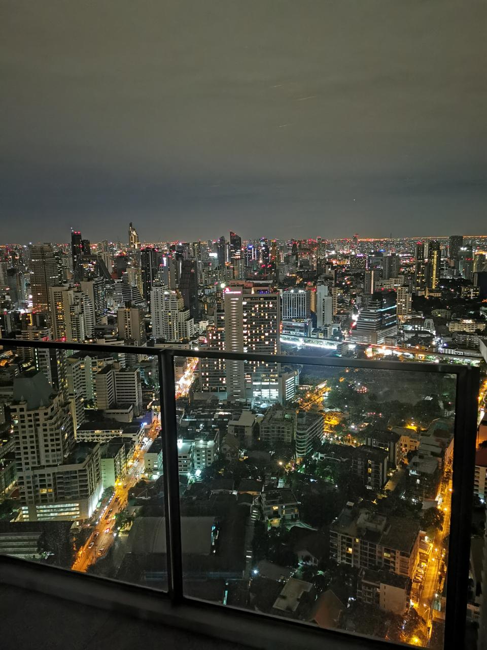 A night shot captured by the Mate X.