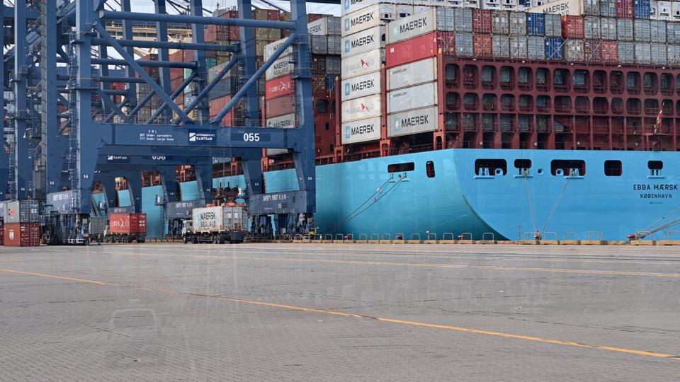 Container ships from China take time to reach their destination in Europe or North America