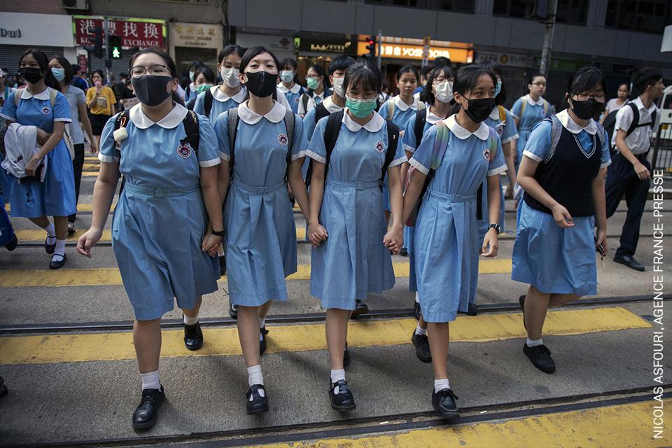 Học sinh ở Hồng Kông sau khi tham gia một cuộc biểu tình chuỗi con người,