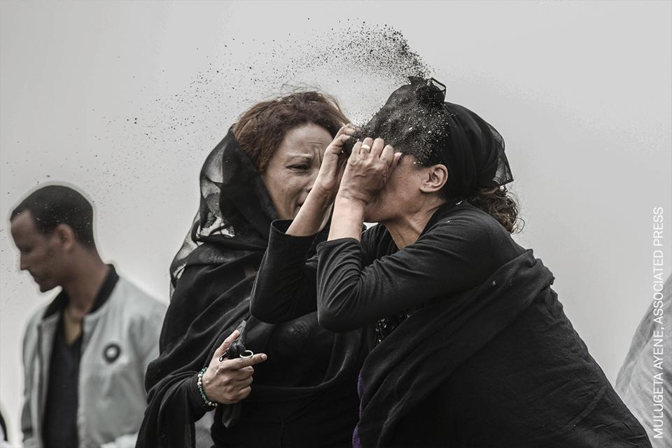 Một người thân của một nạn nhân trong vụ tai nạn máy bay của hãng hàng không Etopian ném bụi bẩn vào mặt cô