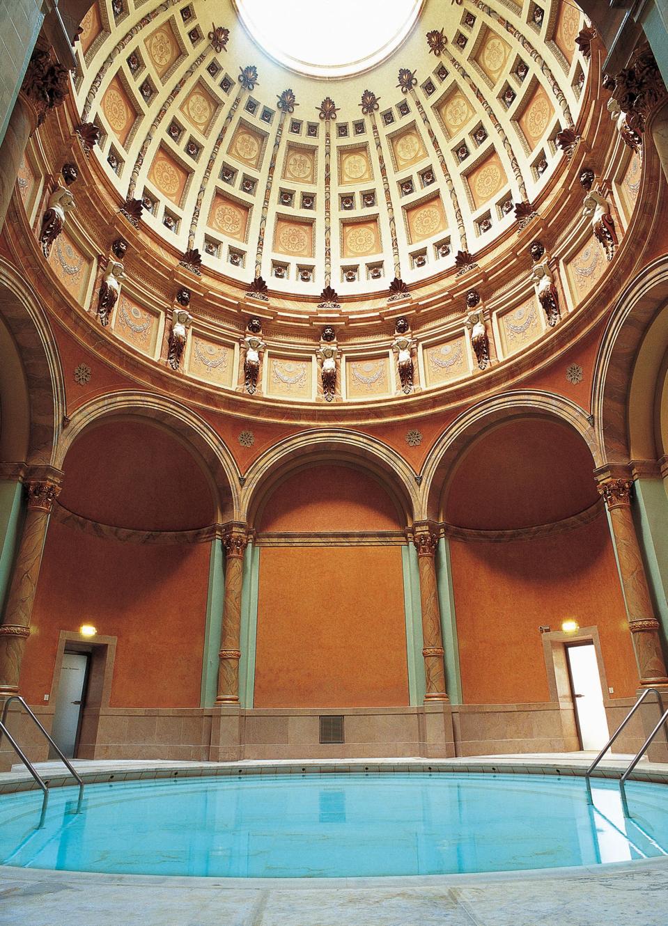Une piscine sous un plafond voûté au spa Friedrichsbad à Baden-Baden.
