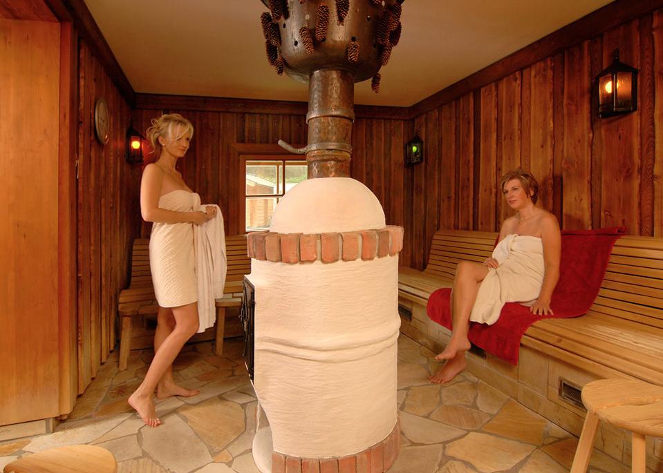 Détendez-vous dans des saunas rustiques et des bains thermaux à AlbThermen à Bad Urach, en Allemagne.