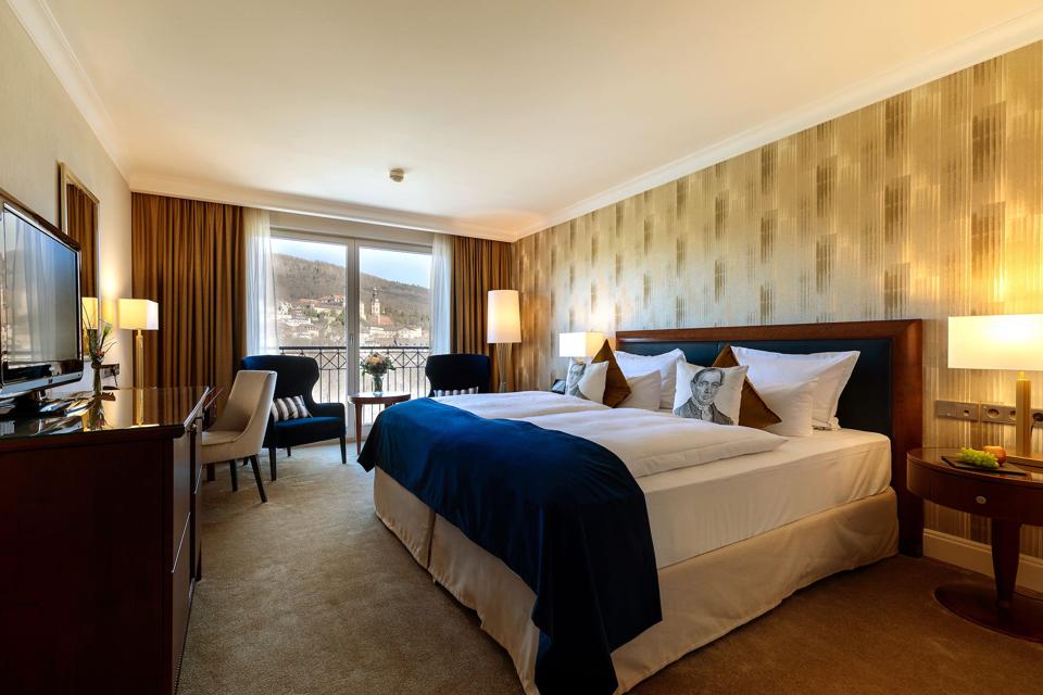 Installez-vous dans les chambres confortables et spacieuses de la Dorint Maison Messmer pendant vos vacances spa à Baden-Baden.