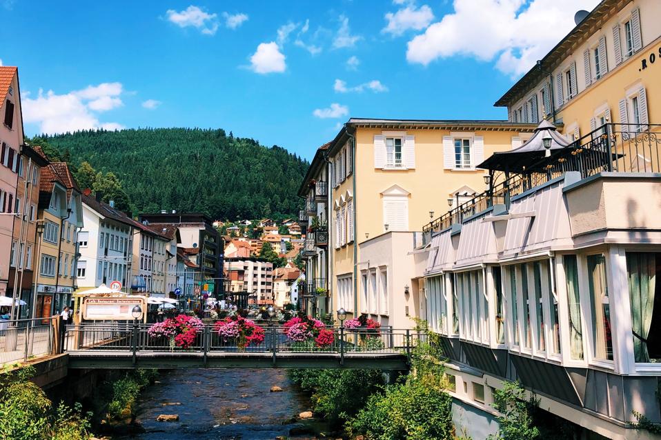 Une scène dans la ville thermale de Bad Wildbad, en Allemagne, avec vue sur les bâtiments et un pont.