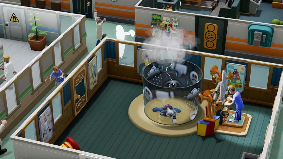 A clown cure in Two Point Hospital, while the ghost of a dead patient stalks the hallways.