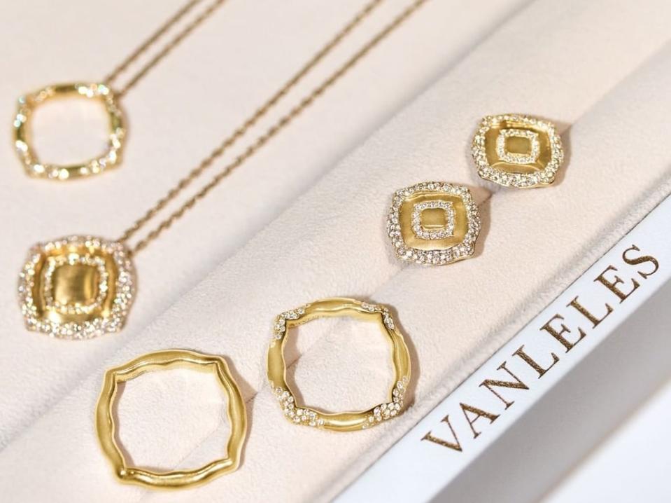 Van Leles Nile Collection