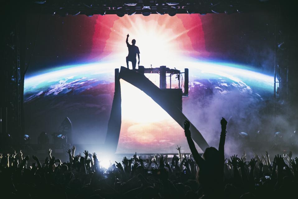 Jauz performing with his LED panel dubbed The Fin.