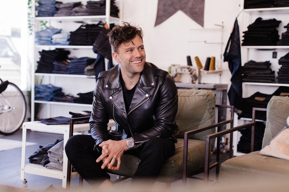 Kyle Bardouche chez le détaillant Jack Henry Lone Flag à Encinitas, en Californie.