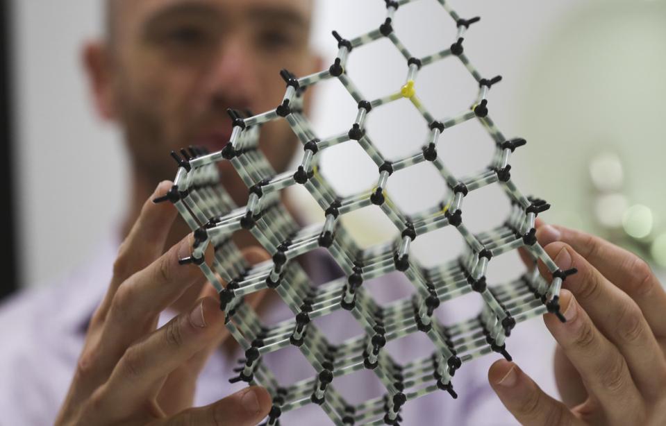 De Beers Laboratory Manufactures Synthetic Diamonds It Will Never Sell