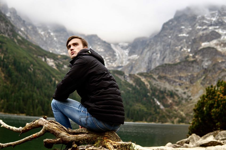 Encourager le voyage à travers la photographie. Reste à la maison