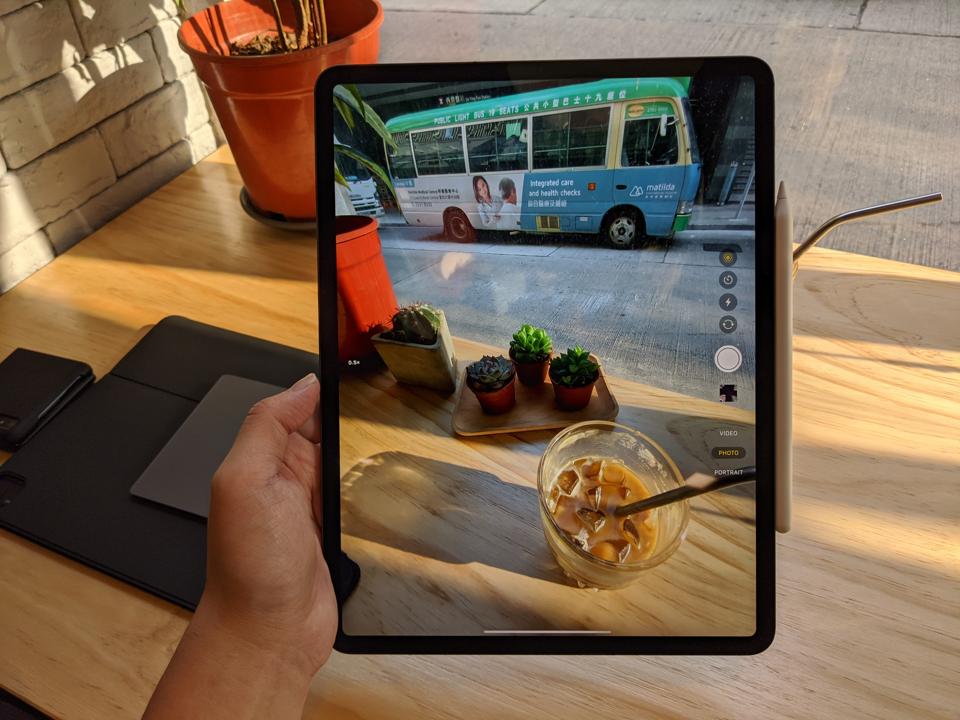 Wide-angle camera of the iPad Pro 2020.