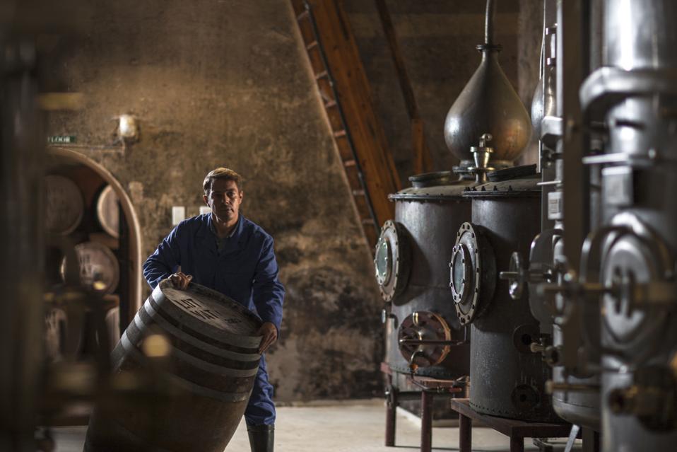 En réponse à la pandémie, les distilleries des États-Unis produisent désormais un désinfectant pour les mains.