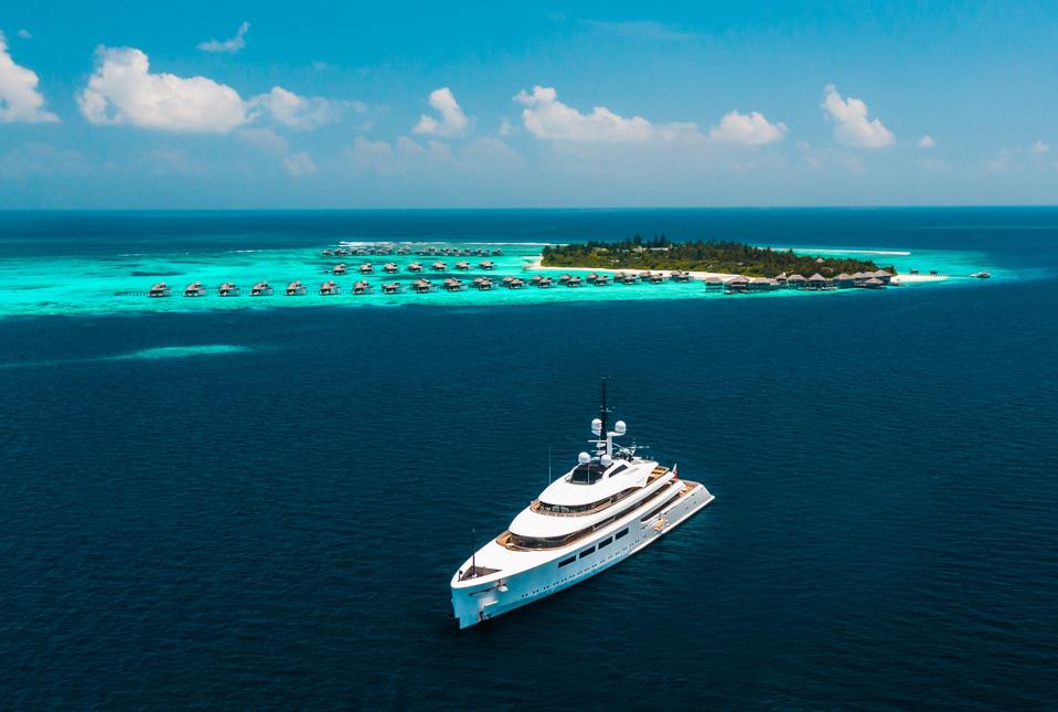 Marooned In The Maldives Over 1 000 Wealthy Tourists Ride Out The