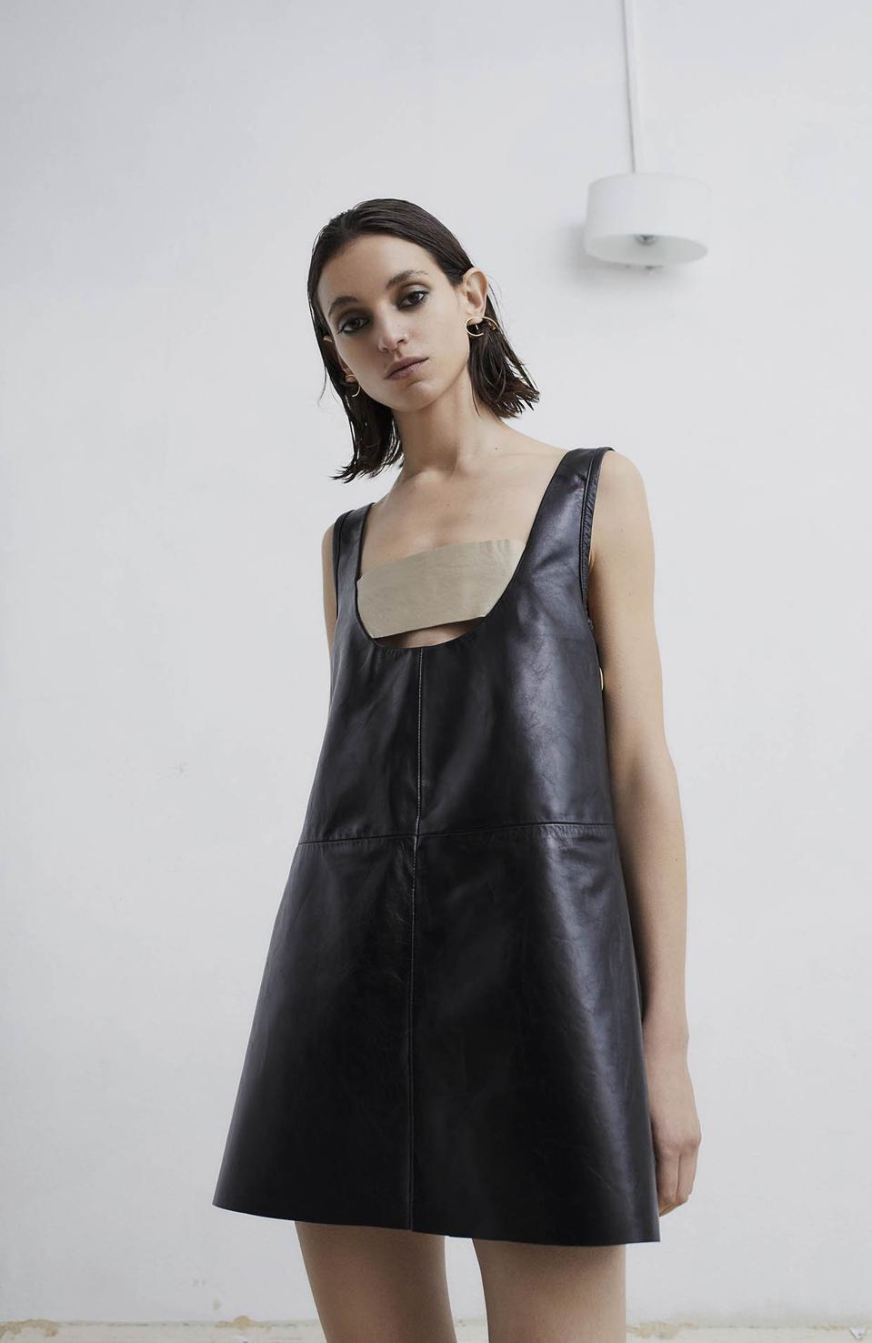 Robe trapèze en cuir Taro par Skiim