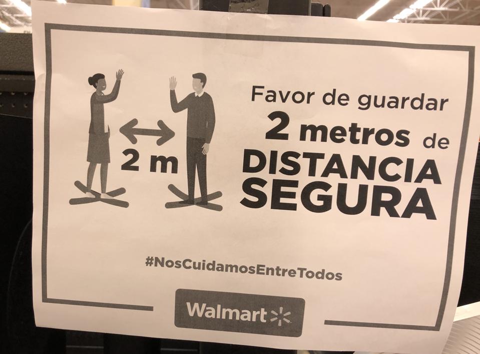 Walmart Mexico instructions to maintain distance