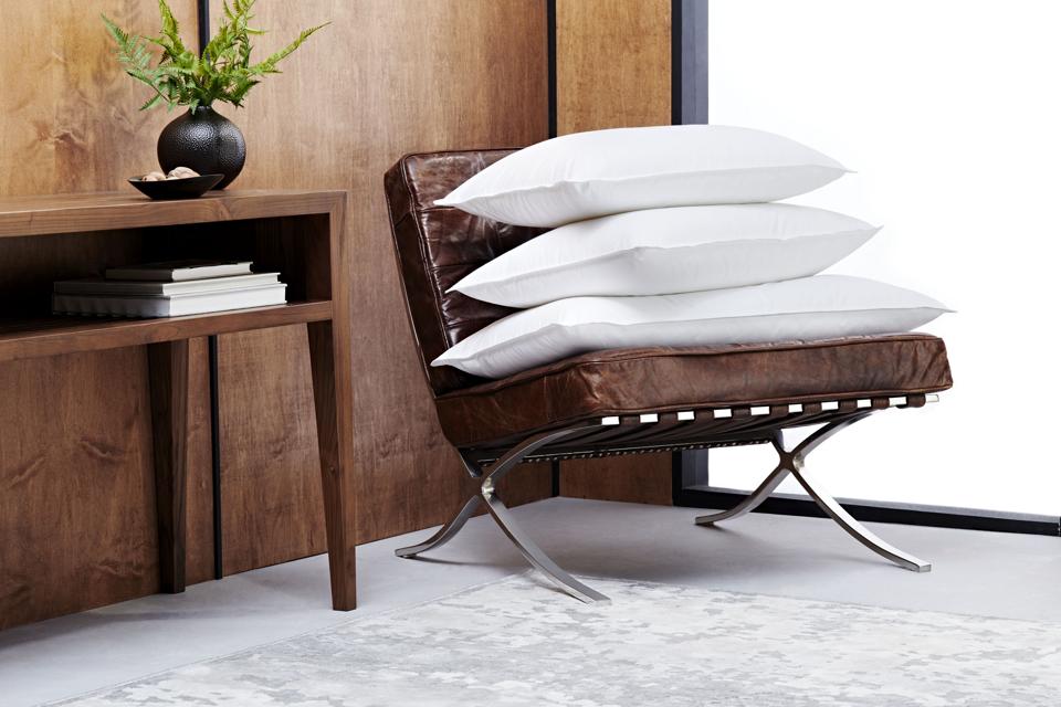 oreillers sur chaise