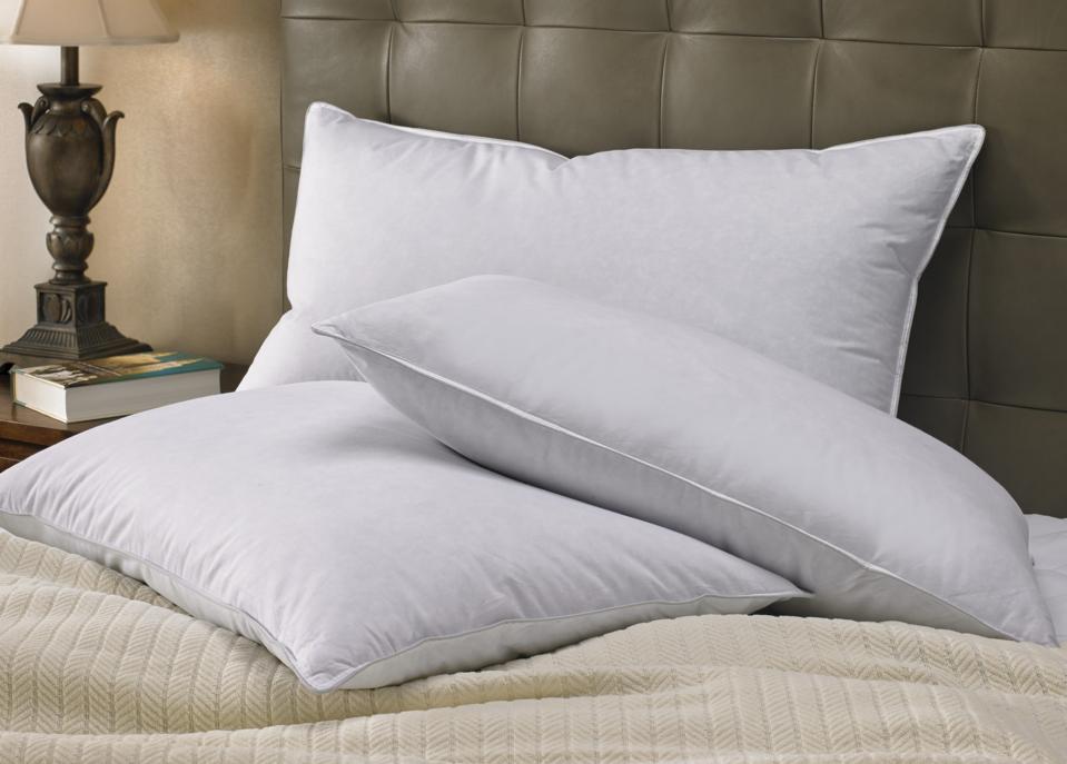 oreillers blancs sur le lit