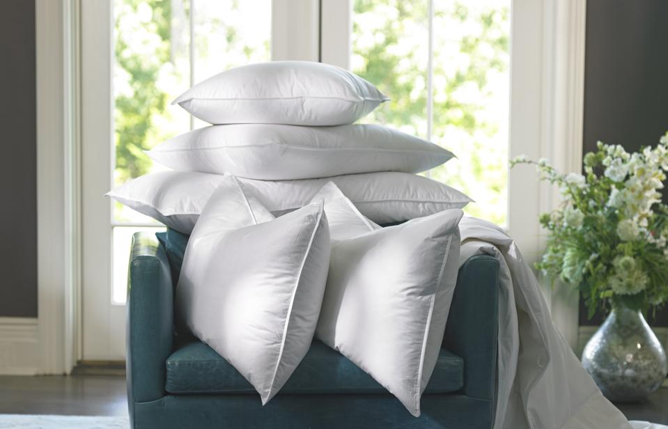 oreillers blancs sur chaise bleue dans la fenêtre