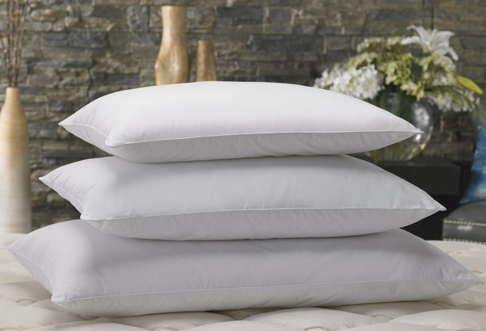 oreillers blancs sur matelas
