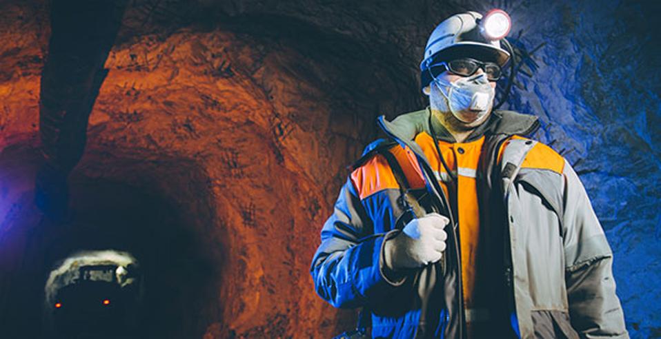 hombre en la mía con máscara