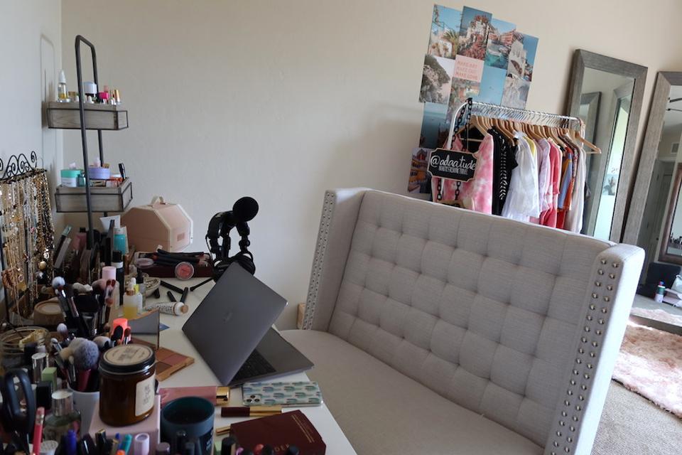 Celebrities Influencers And Entrepreneurs Share Their Zoom Backgrounds