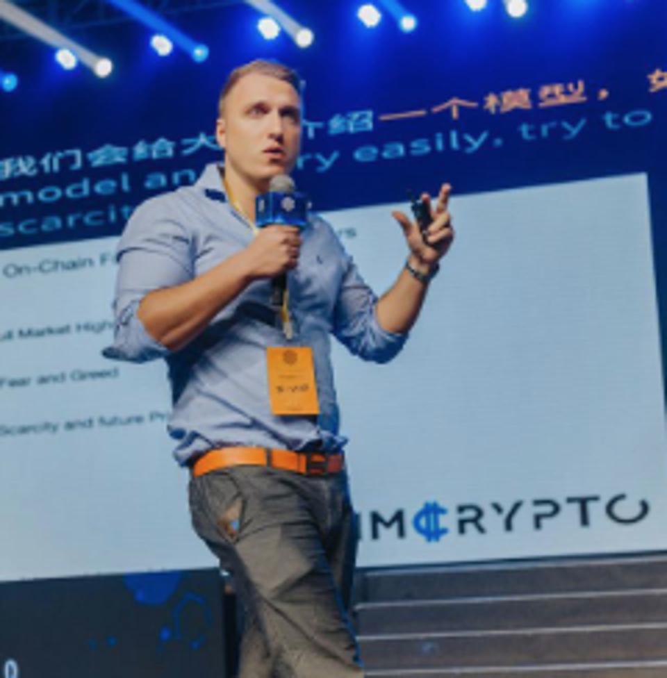 Christopher Jaszczynski speaking at a blockchain event.