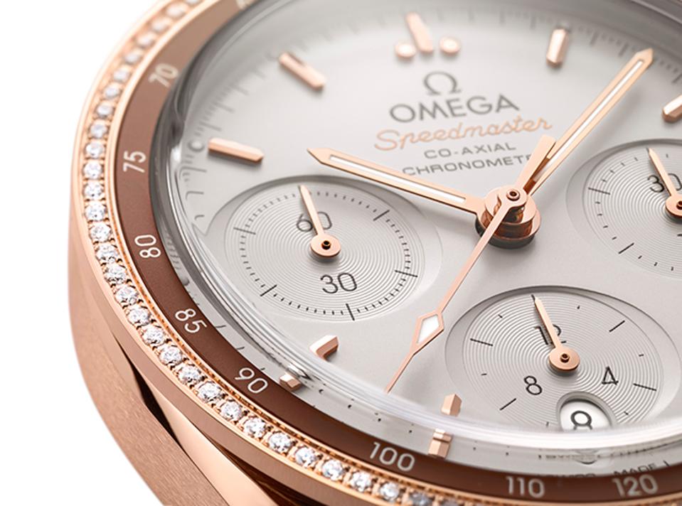 There are 90 diamonds set into the outer bezel of the Omega Speedmaster 38 in 18k Sedna gold.