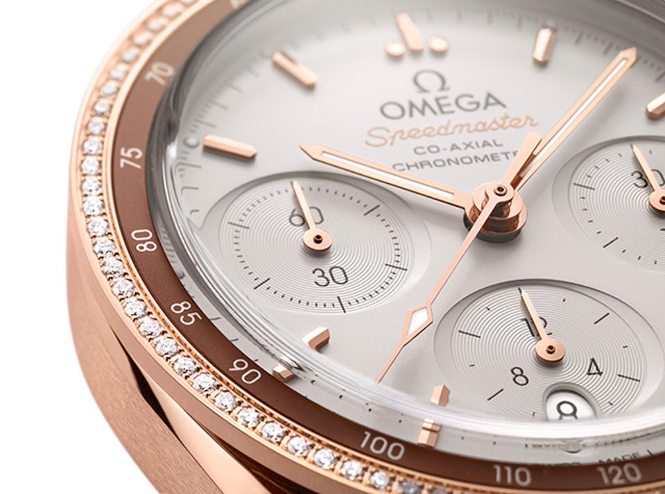 There are 90 diamonds set into the outer bezel of the Omega Speedmaster 38 in 18k Sedna gold. 