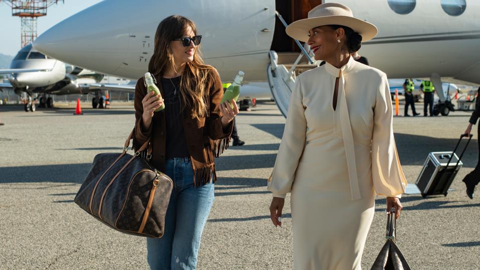 Dakota Johnson stars as Maggie Sherwoode and Tracee Ellis Ross as Grace Davis in THE HIGH NOTE