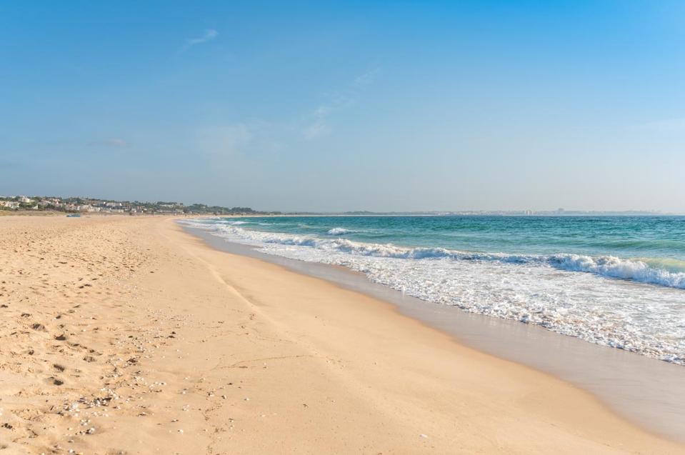 Дълъг, красив плаж след коронавирус в Алгарве, Португалия