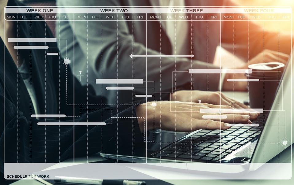 mujer escribiendo en computadora