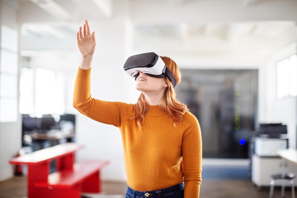 Цікава бізнес-леді, використовуючи окуляри VR