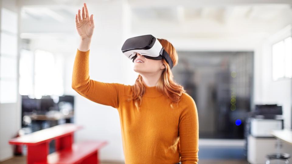 Цікава бізнес-леді, використовуючи окуляри VR