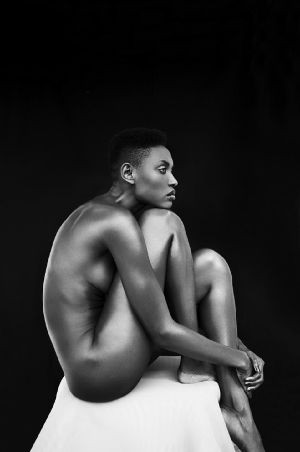 người mẫu khỏa thân trên bệ ảnh