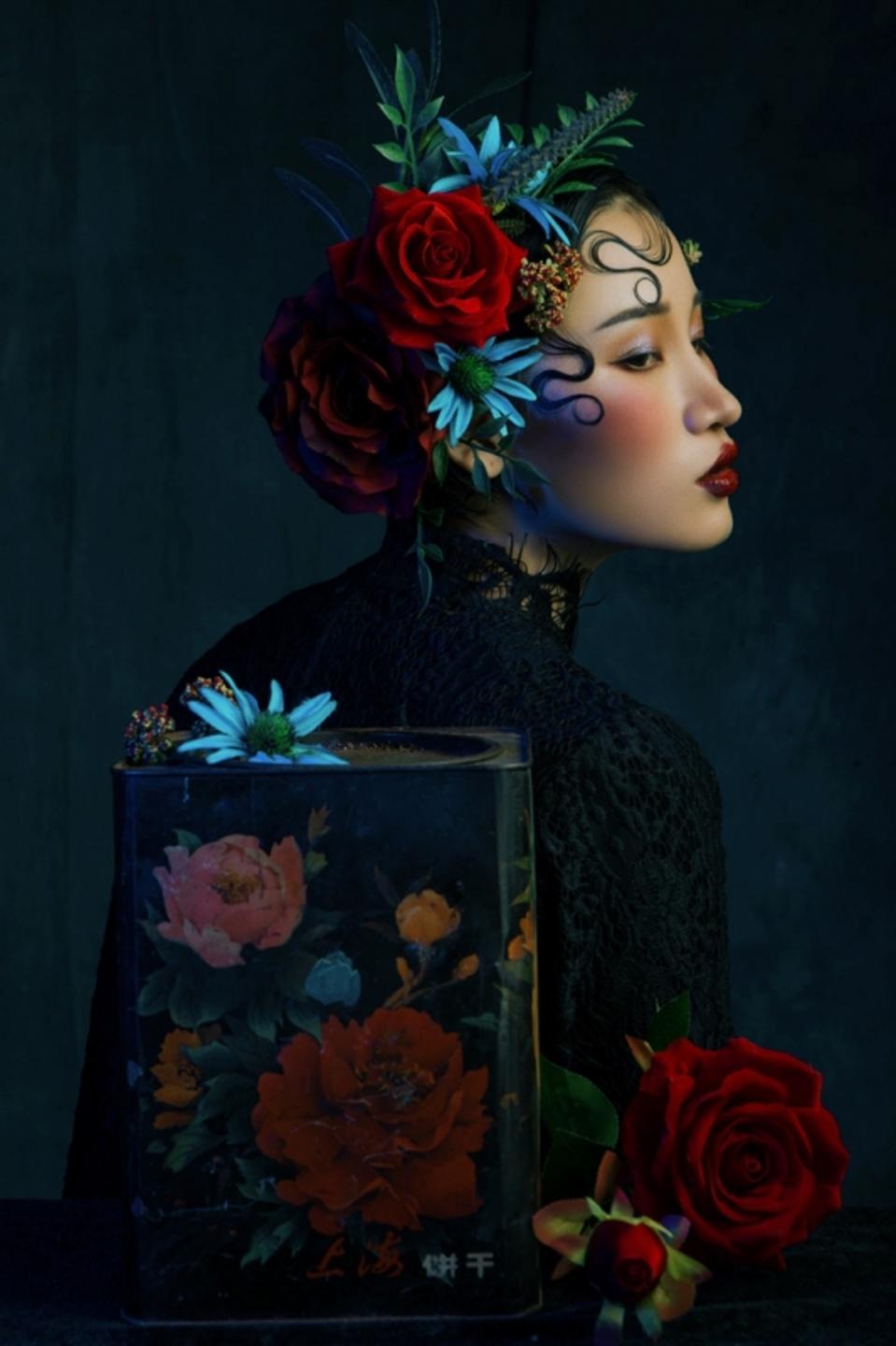 Người phụ nữ với những bông hoa đầy màu sắc trong đầu