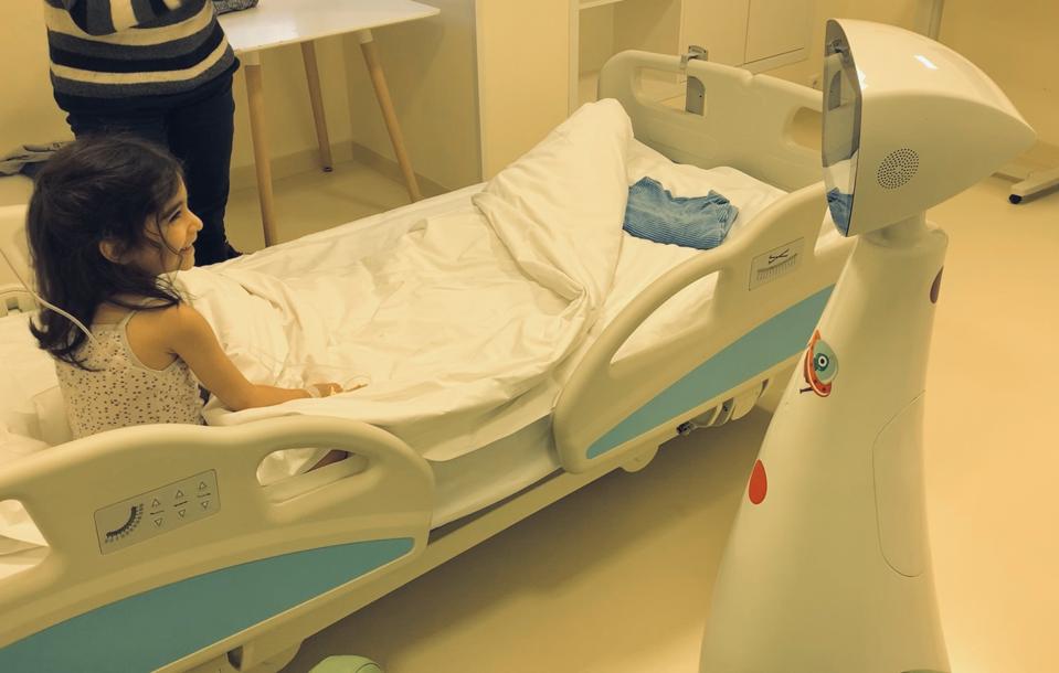 罗宾与研究所在的威格莫尔诊所的一名住院女孩玩耍