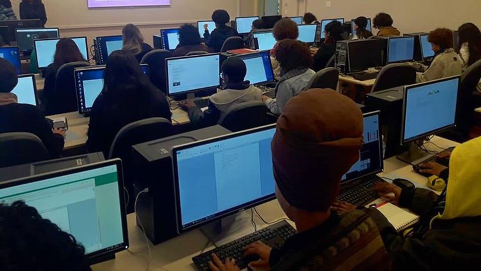 Brazilian girls in a computer logic class run by Minas Programam.