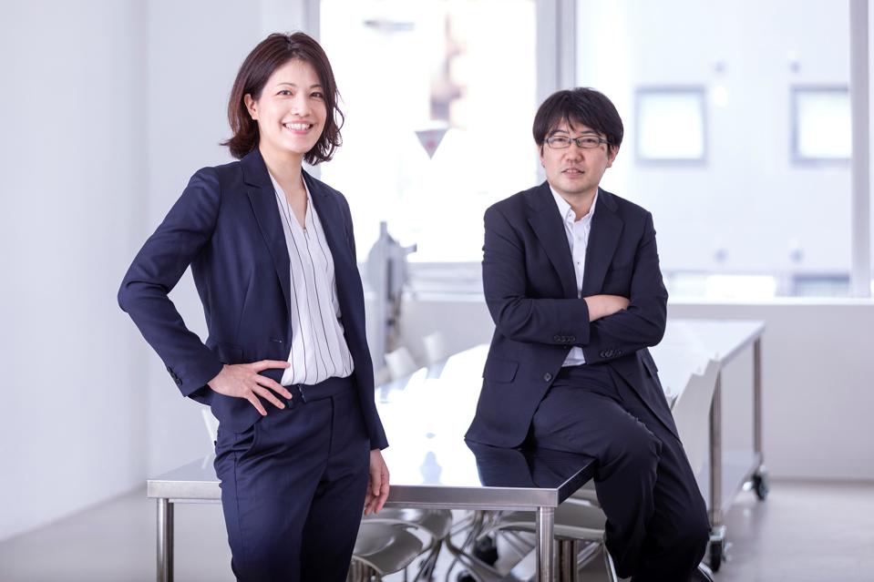 أزوما شيهو ، إلى اليسار ، وأزوما تاكاشي ، إلى اليمين ، أسس ليلي ميدتيك