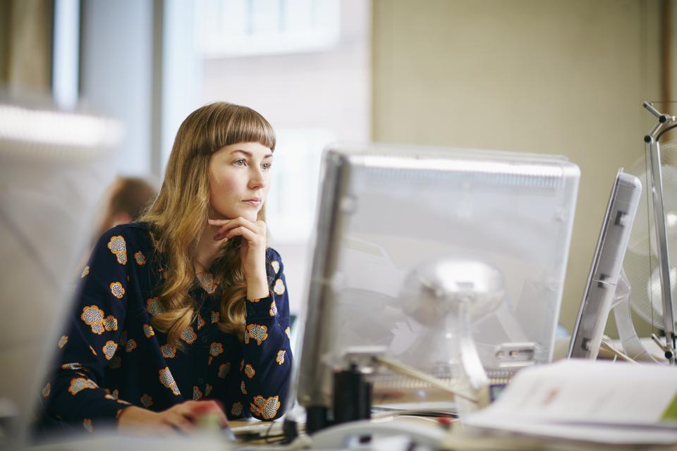 Jeune experte en technologie féminine travaillant sur ordinateur