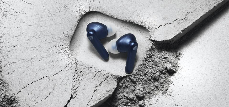 London S Noisy Streets Can Be Hushed By Urbanista S First Noise Canceling Earphones