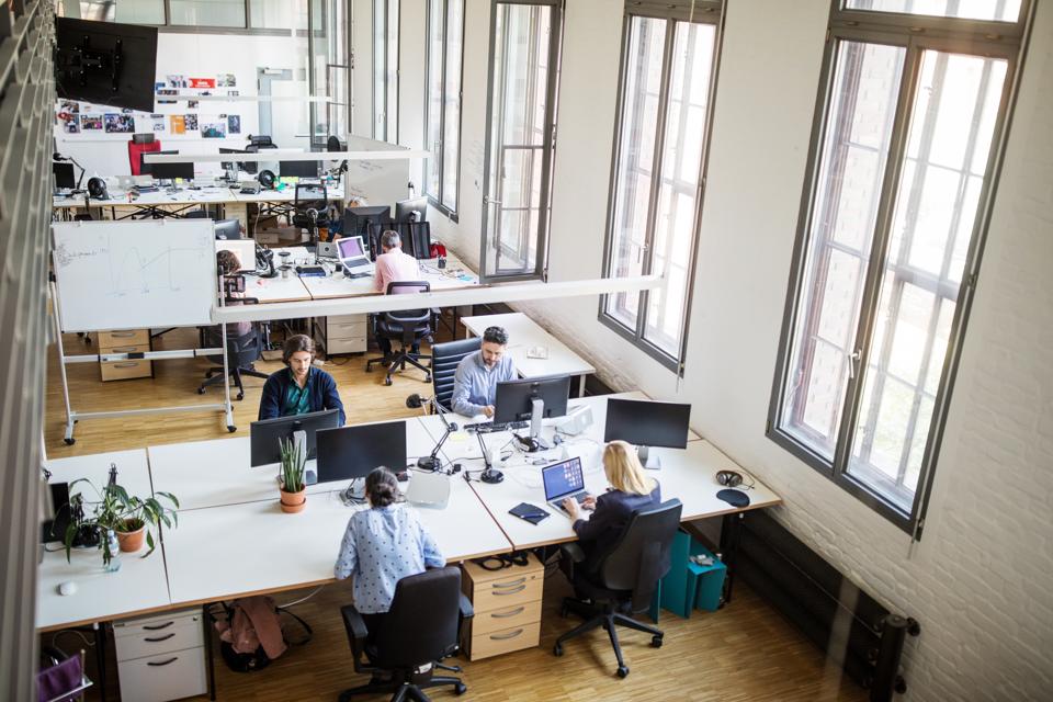 Desarrolladores de software que trabajan en computadoras en la oficina