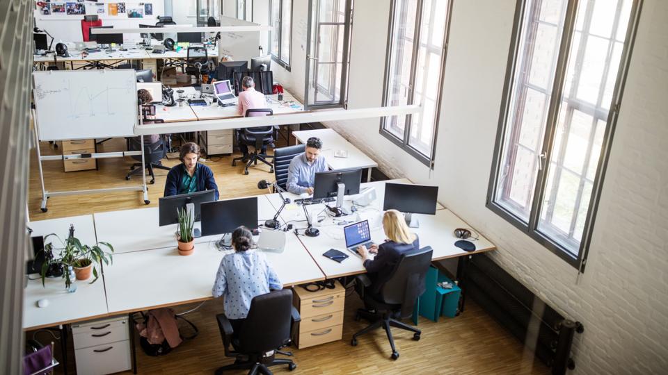 Desarrolladores de software que trabajan en computadoras en la oficina