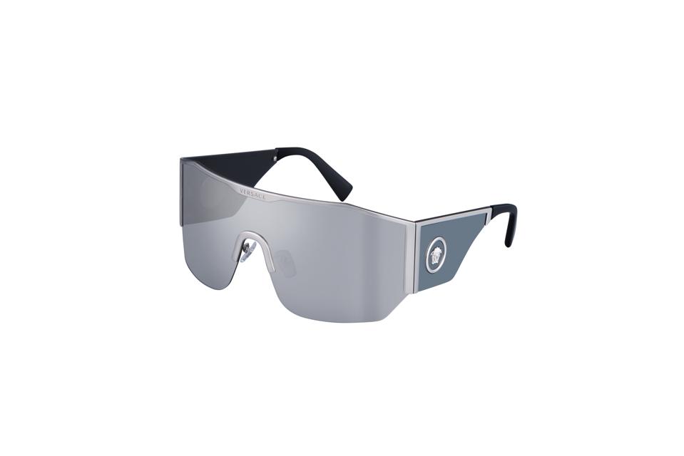 This unisex rectangular sunglass design is embellished with a Medusa Halo emblem on the temples.