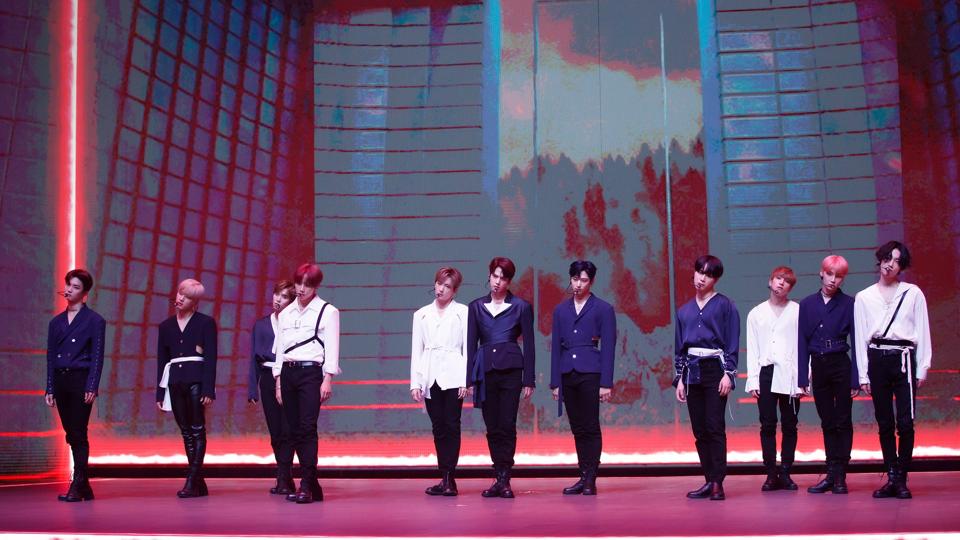 The Boyz se apresenta no KCON: TACT 2020 SUMMER no festival digital de Seul, Coréia, cortesia de CJ